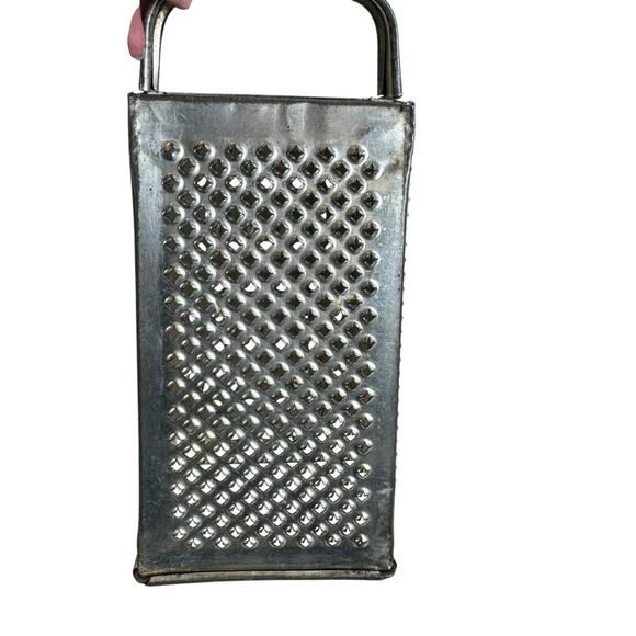 Vintage Bromco Metal Tin Primitive Handles Box Grater - Picture 3 of 6